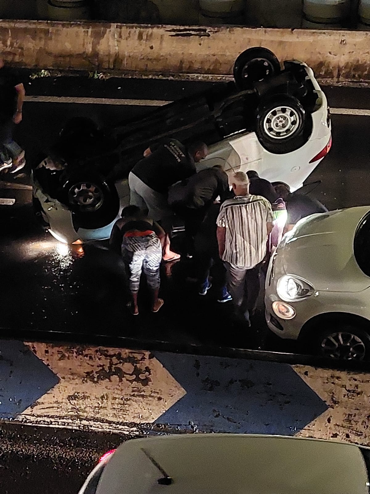 Accident Une Voiture Se Retourne Sur La Rocade De Fort De France