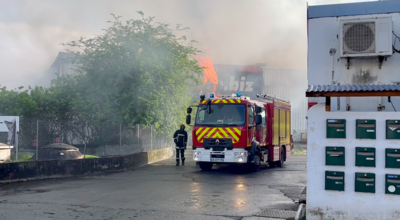 2 magasins sinistrés par un incendie zone des Mangles au Lamentin