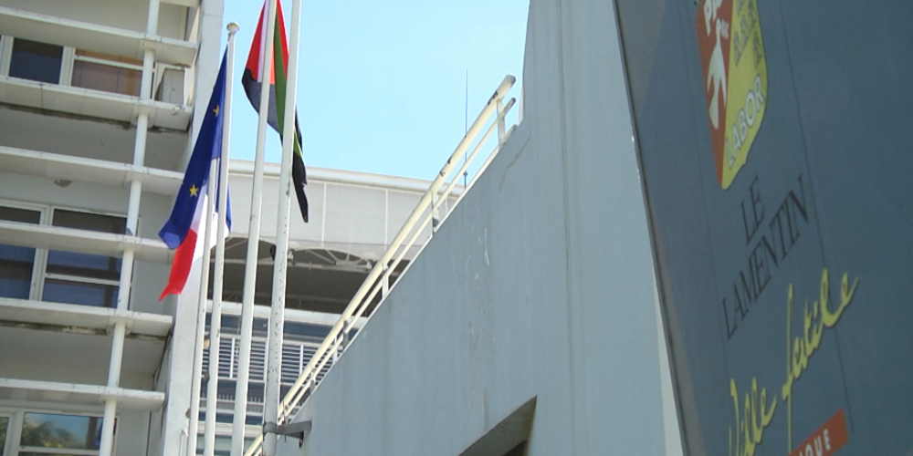 Le Lamentin : le drapeau rouge-vert-noir flotte au-dessus du fronton de l' hôtel de ville