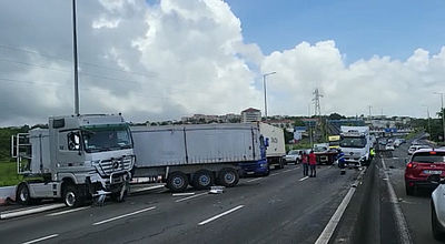 Le Lamentin : un semi-remorque accidenté bloque la circulation sur l’autoroute