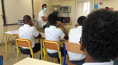 Emmanuel Rivière va à la rencontre des jeunes du collège Perrinon