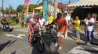 video | Tour cycliste junior : Loïs JEAN-BAPTISTE SIMONNE remporte la deuxième étape