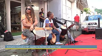 Animation musicale à Fort-deFrance : appâter la clientèle rue Victor Hugo