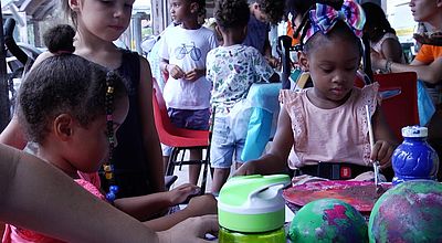video | Lezard Ti Show : une bulle festive pour des enfants malades