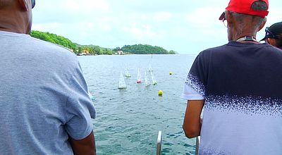 video | Voile radiocommandée : les passionnés manœuvrent dans la baie de Trinité