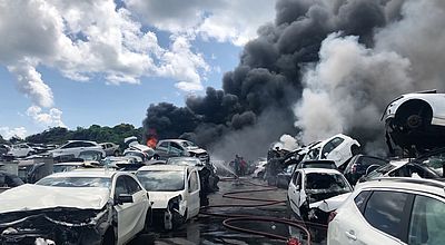 Le Lamentin : un violent incendie se déclare dans une casse auto