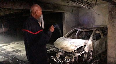 video | Évacuation d'une résidence à l'Étang Z'abricot : une voiture incendié dans le parking