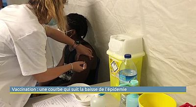 Vaccination : une courbe qui suit la baisse de l'épidemie