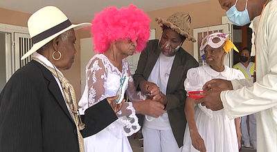 Carnaval : on fête le mariage burlesque en maison de retraite