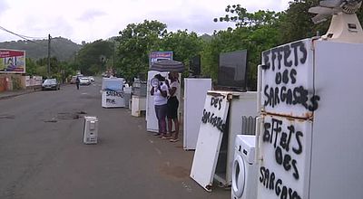 Les habitants du quartier Pontalery manifestent contre les sargasses