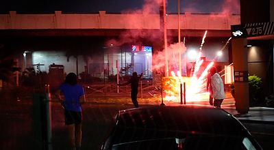 Vie chère : nouvelle nuit d'émeutes dans les rues de Fort-de-France