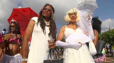 video | Lundi gras : les mariés paradent à Fort-de-France