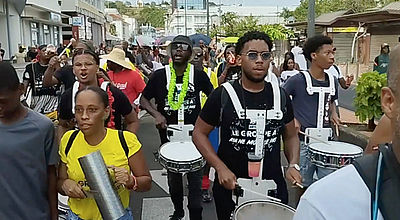 video | Mi-Carême : les carnavaliers reprennent le contrôle des rues foyalaise