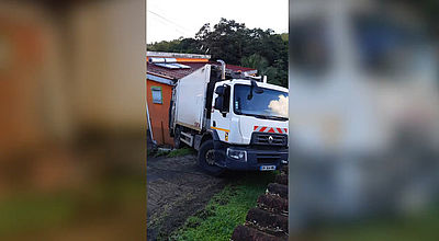 Accident : un camion-poubelle s'encastre dans une maison au Gros-Morne
