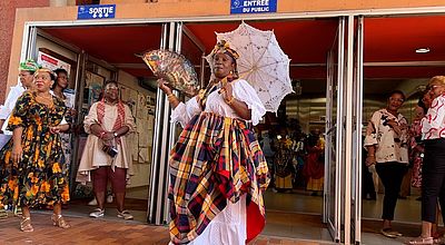 Journée internationale de la langue et de la culture créole : défilé de tenue traditionnelle