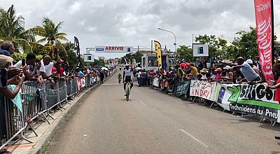 Tour cycliste : la Guadeloupe en démonstration, Bennett reste en jaune