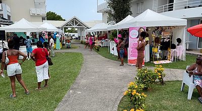 Shopping Yoles : un village aux couleurs des vacances