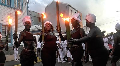 video | Commémoration du 22 mai : une marche aux flambeaux pour célébrer la liberté