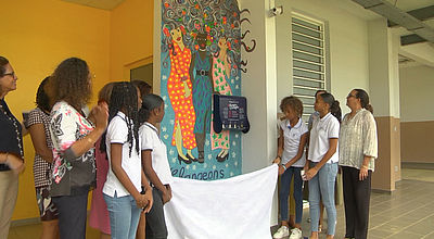 video | Précarité menstruelle : un distributeur de protections hygièniques installé au collège Édouard-Glissant