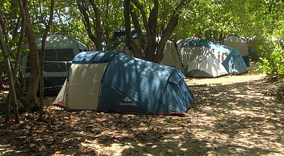 video | Camping : les tentes sont déjà plantées sur les plages du sud