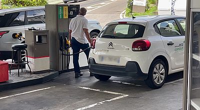 Les stations-services vous feront passer à la caisse avant de vous servir